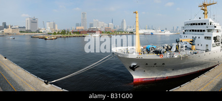 Das Panorama von Minato Mirai mit dem Landmark Tower und dem historischen Lagerhäusern aus Osanbashi Pier gesehen, Yokohama JP Stockfoto