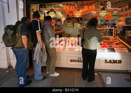 Menschen vor einer Metzgerei, Dublin, Irland Stockfoto