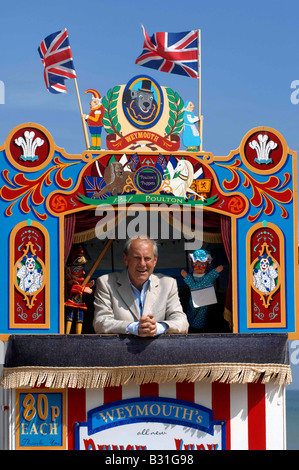 Gyles Brandreth Dreharbeiten für die BBC-s One Show in Weymouth, Dorset das Feature wurde über britische Badeurlaub Stockfoto