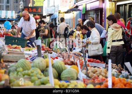 Menschen auf einem Straßenmarkt in Dublin, Irland Stockfoto