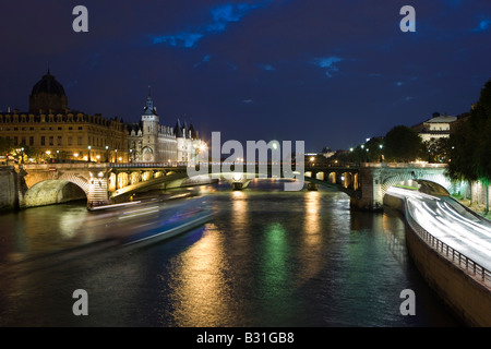 Ufer mit der Brücke Pont Notre-Dame auf der linken Seite Île De La Cité mit dem Palais de Justice und die Conciergerie Stockfoto