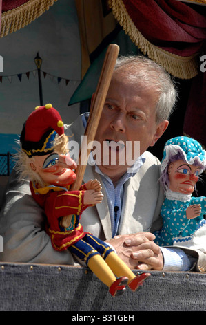 Gyles Brandreth Dreharbeiten für die BBC-s One Show in Weymouth, Dorset das Feature wurde über britische Badeurlaub Stockfoto