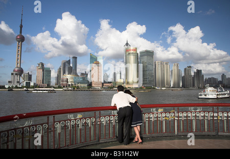 Skyline von Pudong vom Bund, mit Wahrzeichen Oriental Pearl Tower und Jin Mao Tower in Shanghai, China gesehen. Stockfoto