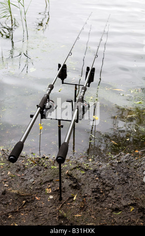 Angelruten und Rollen an der Seite eines Sees mit elektronischen Bissanzeigern eingerichtet; der Biss Indikatoren Ton, wenn die Fische beißen. Stockfoto