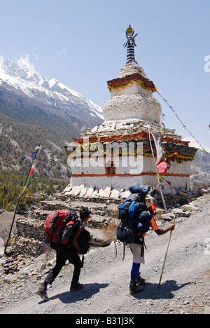 Zwei Wanderer Fuß vorbei an einer buddhistischen Stupa auf Annapurana Curcuit, Himalaya, trekking, Nepal Stockfoto