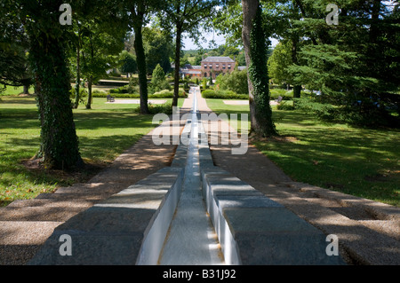 Spa-Wasser fließt bergab entlang Rutsche, Thermes du Connetable, La Roche Posay, Vienne, Frankreich. Stockfoto