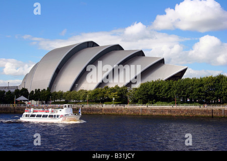 O der Clyde River Bus auf dem Fluss Clyde in Glasgow vorbei an der Clyde Auditorium stolz Stockfoto