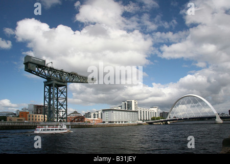 O der Clyde River Bus auf dem Fluss Clyde in Glasgow vorbei Finnieston Crane stolz Stockfoto