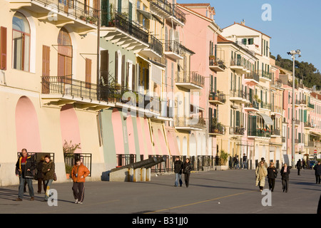 Bunte Gebäude direkt am Meer in Imperia Ligurien in der Nähe von Ventimiglia Stockfoto