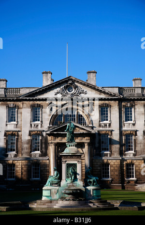 Statue von König Henry VI vor der Gibbs Gebäude Kings College University Cambridge City Cambridgeshire England Großbritannien UK Stockfoto