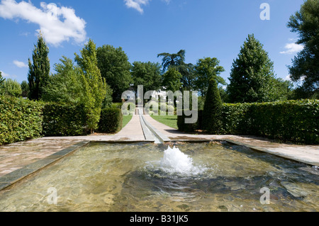 Spa-Wasser fließt ins Freibad, Thermes du Connetable Spa, La Roche Posay, Vienne, Frankreich. Stockfoto