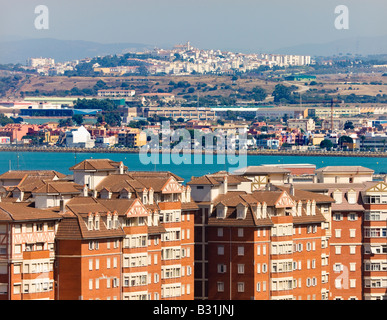 San Roque Hintergrund und La Linea Mitte in Spanien gesehen von Gibraltar Vordergrund Stockfoto