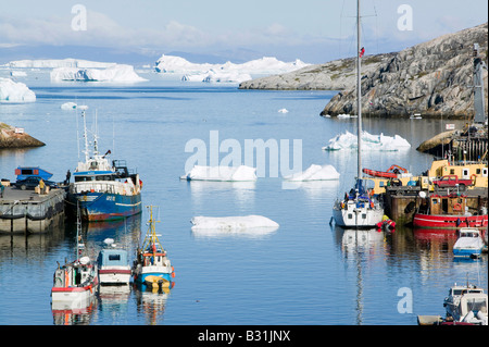 Inuit-Boote und Eisberge in Illulissat Hafen auf Grönland Stockfoto