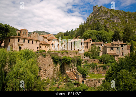 Dorf und Kloster von Gellone 806 n. Chr. St Guilhem le Desert, auf dem Pilgerweg nach Santiago de Compostella in Spanien. Languedoc-Roussillon, Frankreich Stockfoto