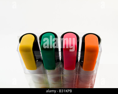 Helle Farbe Büro Marker Textmarker Kugelschreiber dicken Stiel Griffe in Rosa Grün Orange und gelb Stockfoto