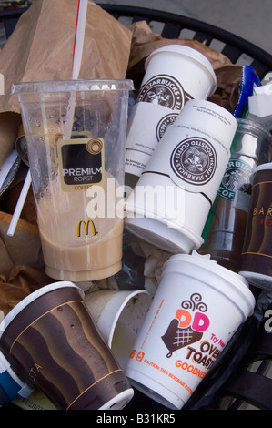 Ein überquellenden Papierkorb in New York mit Kaffeetassen von konkurrierenden Unternehmen gefüllt Stockfoto