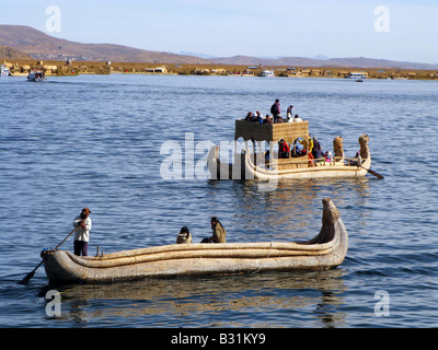 Boote der Uros Menschen ein Pre-Inka Bewohnern selbst altmodische schwimmenden Schilfinseln im Titicacasee, Peru Stockfoto