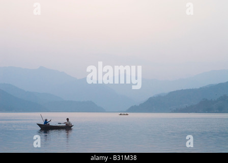 Sonnenuntergang über Fewa See mit Fischerbooten. Pokhara, Nepal Stockfoto