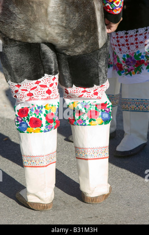 Inuit-Frauen tragen traditionelle grönländische Tracht oder Kalaallisuut in Ilulissat auf Grönland Stockfoto