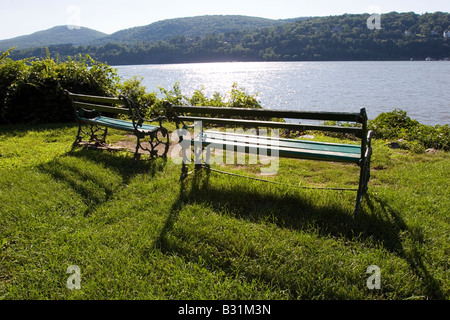 Zwei leere Parkbänken sitzen in einem kleinen Park entlang des Hudson River New York in der Nähe von West Point. Stockfoto