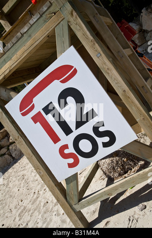 SOS-Zeichen auf einem Rettungsschwimmer-Turm am Strand Stockfoto