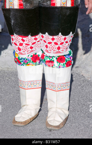 Inuit-Frauen tragen traditionelle grönländische Tracht oder Kalaallisuut in Ilulissat auf Grönland Stockfoto