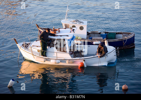 Fischer im Hafen von Imperia Ligurien in der Nähe von Ventimiglia Stockfoto