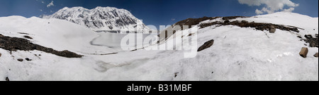 Tilicho Lake in der Annapurna-Gebirge, Himalaya, Nepal. Panorama 360-Bild. Stockfoto