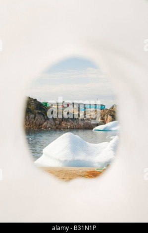 Blick durch ein Loch in einem Eisberg bei Ilulissat auf Grönland mit Eisbergen von Jacobshavn Eisfjord hinter