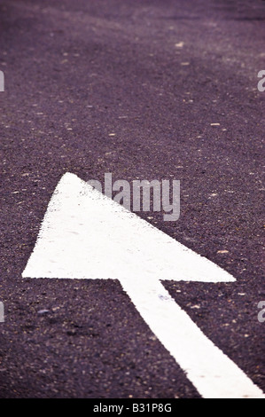Weißer Pfeil aufgemalt Straße Oberfläche London Vereinigtes Königreich Stockfoto