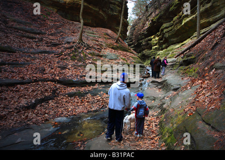 TOURISTEN BESUCHEN FRANZÖSISCH SCHLUCHT IM AUSGEHUNGERTEN ROCK STATE PARK ILLINOIS USA Stockfoto