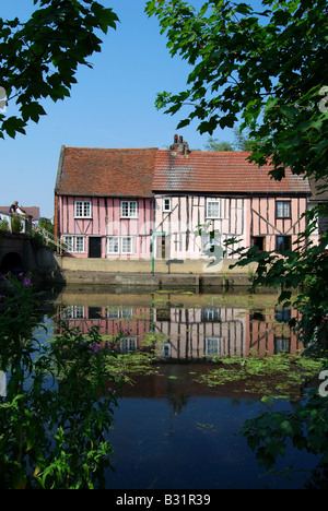 17. Jahrhundert Fachwerk-Häuschen durch Fluss Colne, Colchester, Essex, England, Vereinigtes Königreich Stockfoto