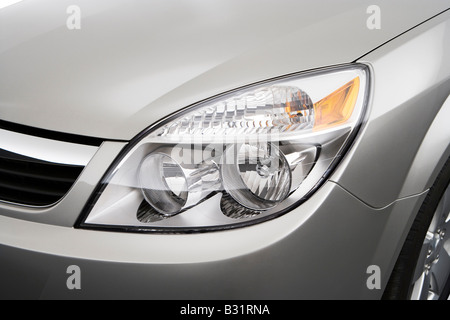 2008 Saturn Aura Green Line in Silber - Scheinwerfer Stockfoto