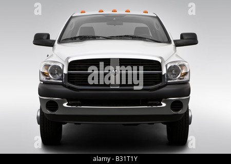 2008 Dodge Ram 3500 Chassis in weiß - Low/Wide Front Stockfoto