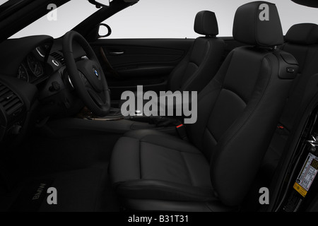 2008 BMW 1er 128i in schwarz - Front-Sitze Stockfoto