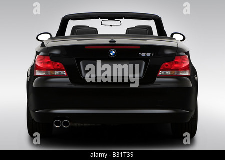 2008 BMW 1er 128i in schwarz - Low/Wide hinten Stockfoto