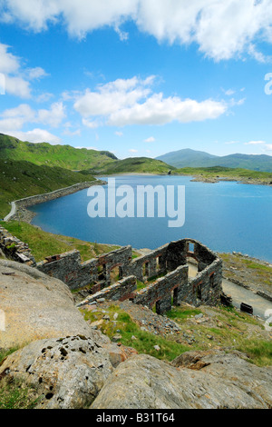 Kupfer der verlassenen mine Gebäude neben Llyn Llydaw neben auf die Bergleute Strecke von Pen Y Pass auf den Gipfel des Mount Snowdon Stockfoto