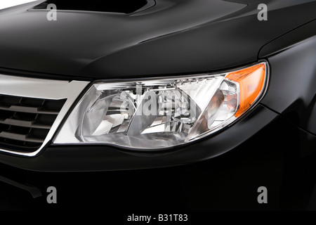 2009 Subaru Forester XT in schwarz - Scheinwerfer Stockfoto