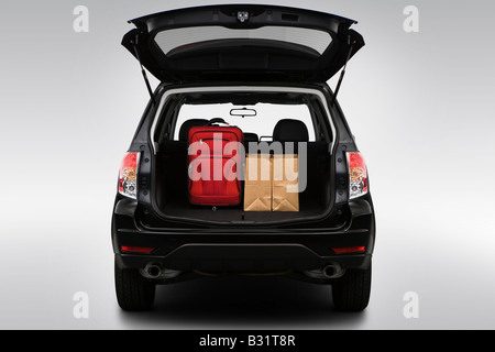 2009 Subaru Forester XT in schwarz - Stamm Requisiten Stockfoto