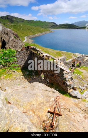 Kupfer der verlassenen mine Gebäude neben Llyn Llydaw neben auf die Bergleute Strecke von Pen Y Pass auf den Gipfel des Mount Snowdon Stockfoto