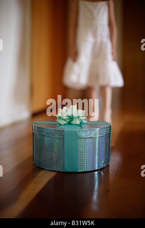 Fünf Jahre altes Mädchen mit grünen Box verpackt in Band und rose Stockfoto