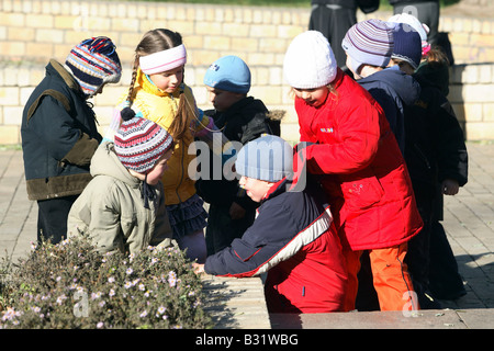 Kinder spielen auf einer Straße, Odessa, Ukraine Stockfoto