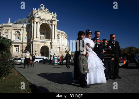 Ein Brautpaar vor der Oper in Odessa, Ukraine Stockfoto