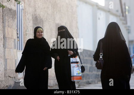 Muslimische Frauen tragen Niqab und Tschador Stockfoto