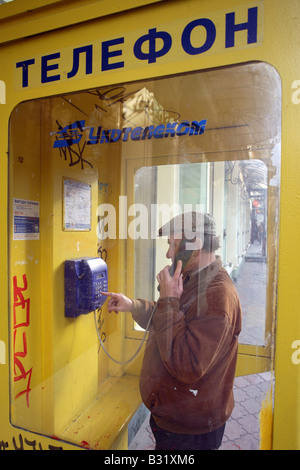 Mann in einer öffentlichen Telefonzelle, Odessa, Ukraine Stockfoto