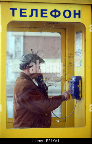 Mann in einer öffentlichen Telefonzelle, Odessa, Ukraine Stockfoto