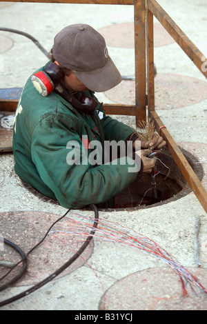 Eine Arbeitskraft, die Installation von Kabeln, Odessa, Ukraine Stockfoto