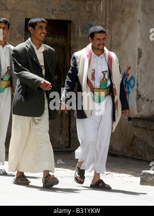 Junge muslimische Männer aus dem Jemen zu Fuß durch alte Sanaa Stockfoto