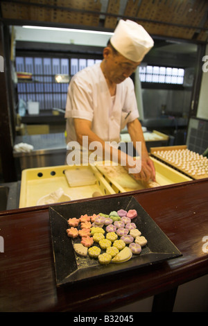 Japanische Süßigkeiten vorbereitet von einem Koch in Kyoto in Japan. Stockfoto