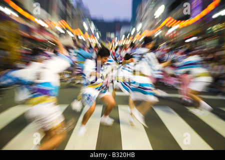 Tänzer in traditionellen japanischen Kostüm lärmanfällig in den Straßen von Tokushima während der Awa Odori Festival in Japan. Stockfoto